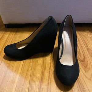 simple suede wedge shoe